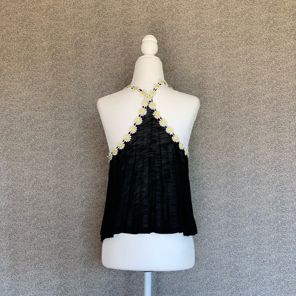 ✨💫Black Tank Top with Daises💫✨ - Picture 4 of 5